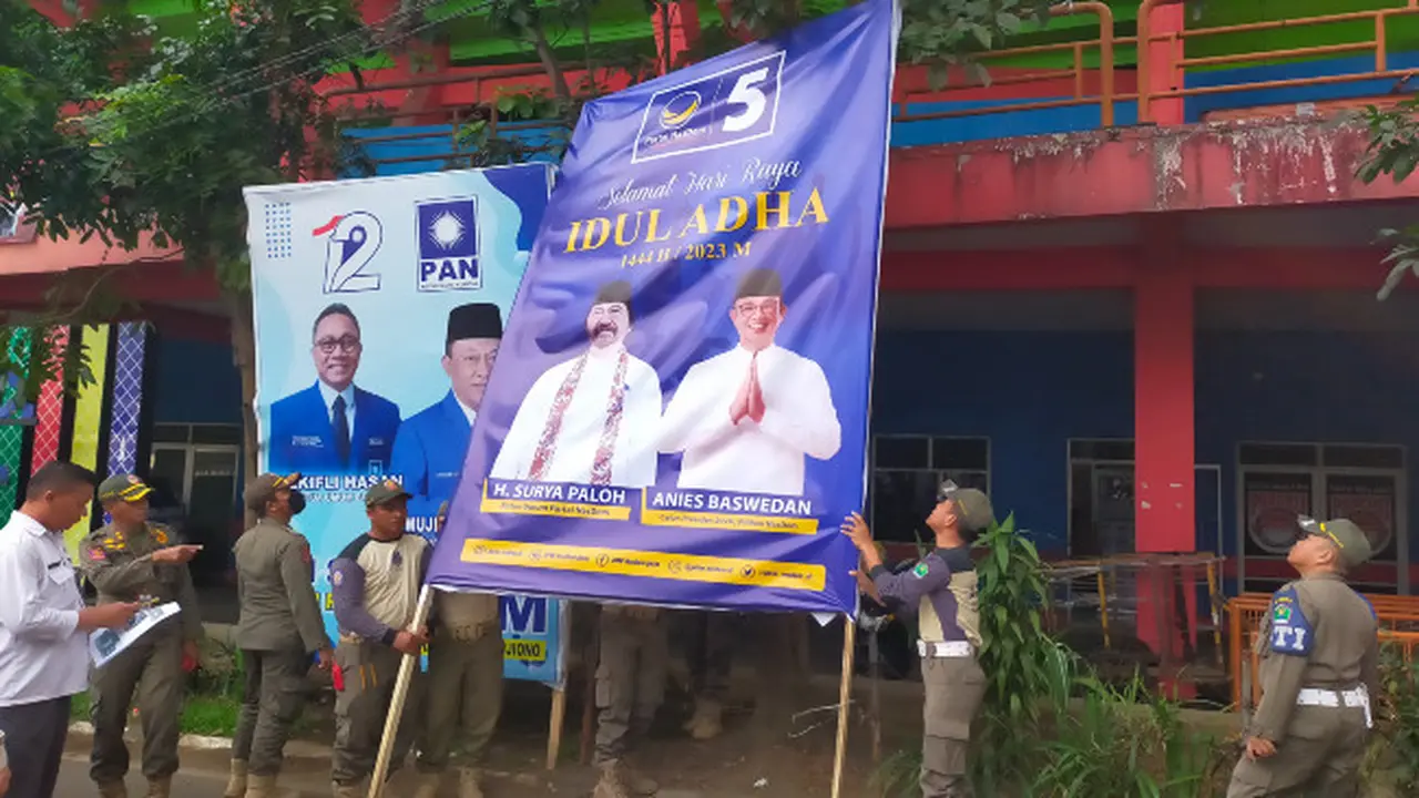 Satpol PP Kota Malang Bongkar Puluhan Reklame Politik