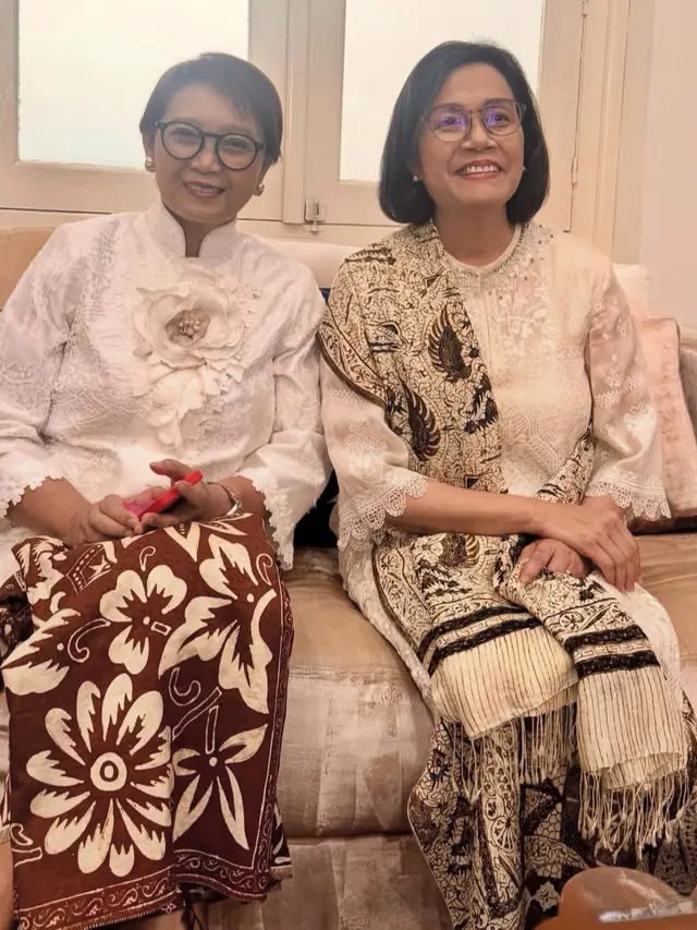 Retno Marsudi kompak kebaya putih saat hadir di wisuda putranya. [@smindrawati]