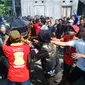 Warga Kebonharjo dan polisi bentrok dalam pembongkaran di wilayah Kebonharjo, Semarang. (Liputan6.com/Felek Wahyu)