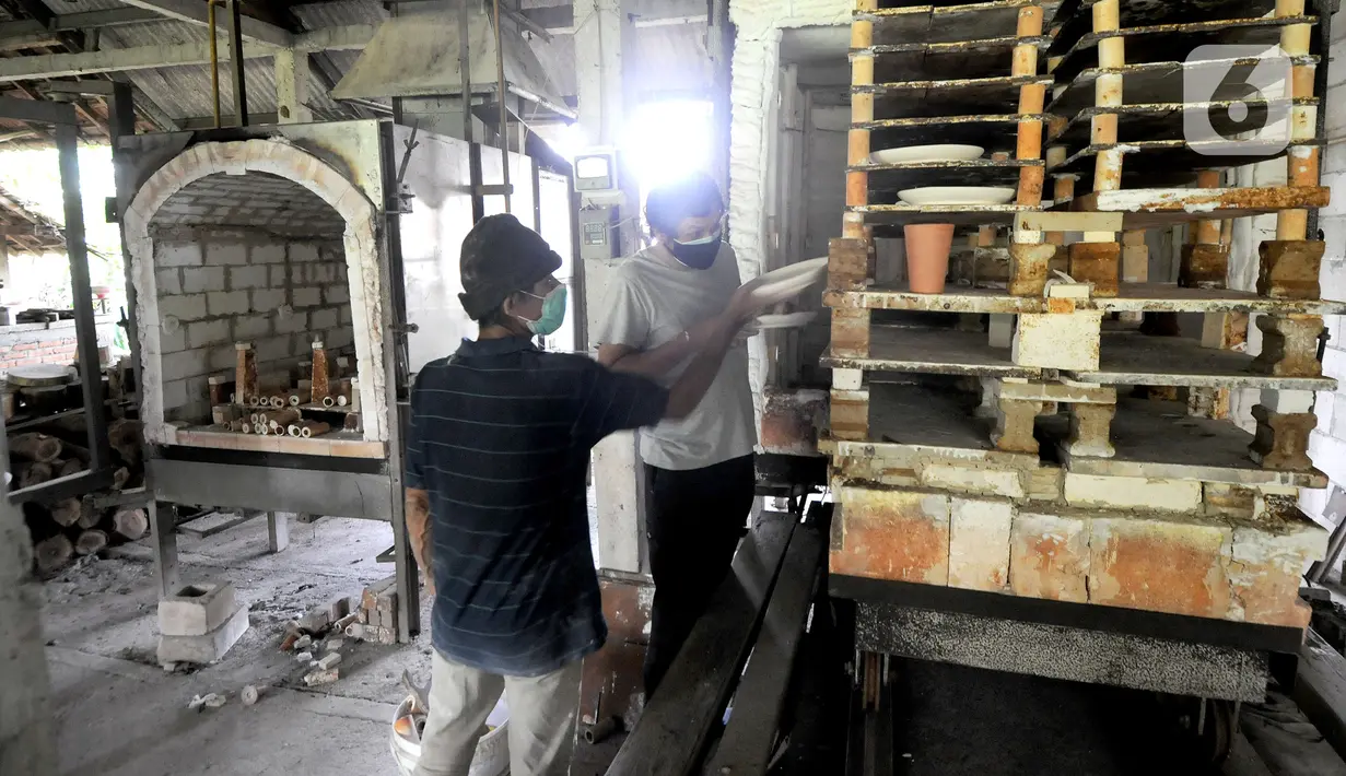 Perajin menyelesaikan pembuatan keramik secara handmade di Pekunden Pottery, Bojongsari, Depok, Jawa Barat, Rabu  (22/9/2021). Keramik berbahan tanah liat tersebut dijual dengan harga Rp 50 ribu hingga Rp 4 juta per buah, tergantung ukuran dan tingkat kesulitan. (merdeka.com/Arie Basuki)
