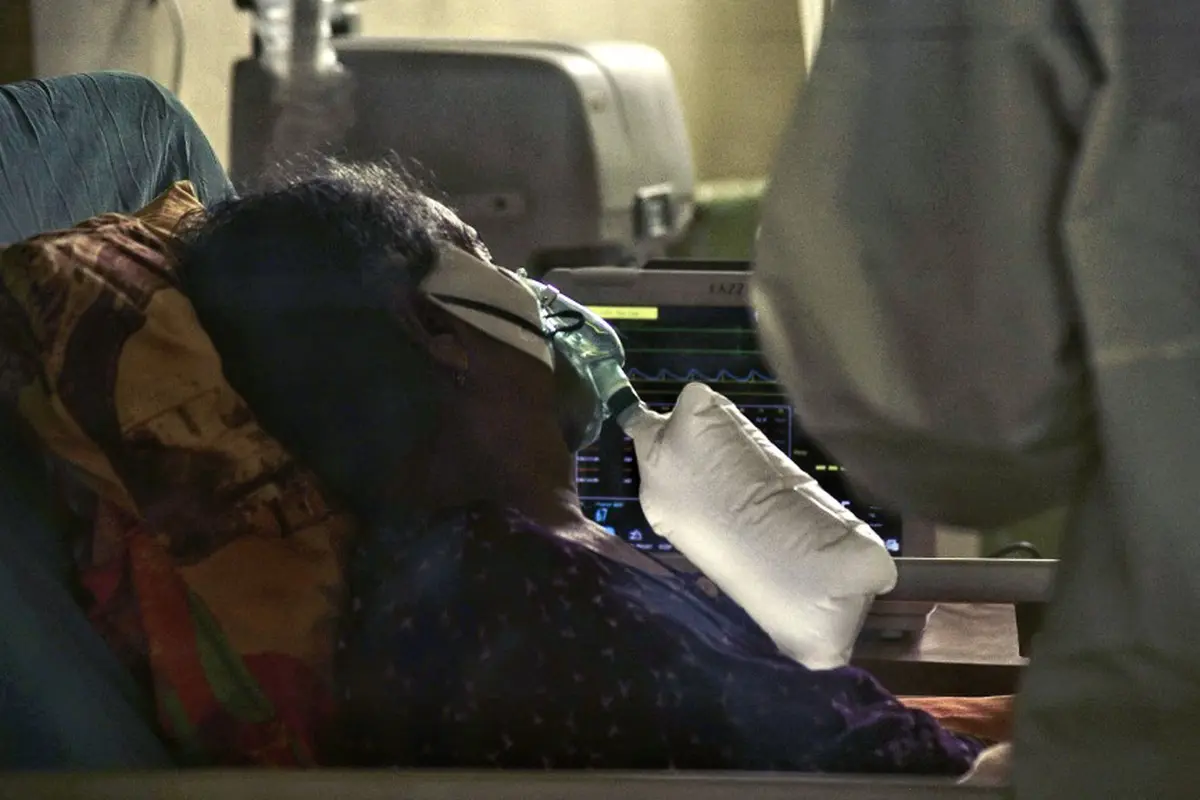 FOTO: Berjibaku Melawan Gelombang Virus Corona COVID-19 di Indonesia