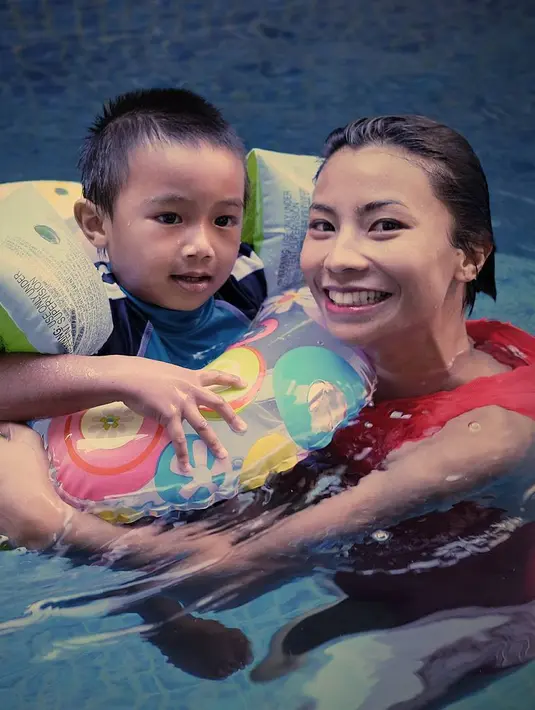 Dalam postingan di Instagram, Daanish bahkan selalu menuliskan tagar ibudanmatahari atau thewibisana dalam setiap foto keluarganya atau saat bersama anak. (Instagram/shareefadaanish)