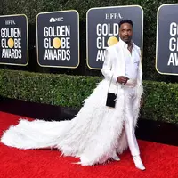 Tampil bertabur berlian dan bulu-bulu, Billy Porter tampil nyentrik di Golden Globe 2020. (Foto: Instagram/ Revista_class)