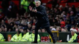 Pelatih MU, Jose Mourinho mengintruksikan para pemainnya saat berhadapan dengan Sunderland pada pertandingan Liga Inggris di Old Trafford, (26/12).MU menang atas Sunderland dengan skror 3-1. (Reuters/Phil Noble)