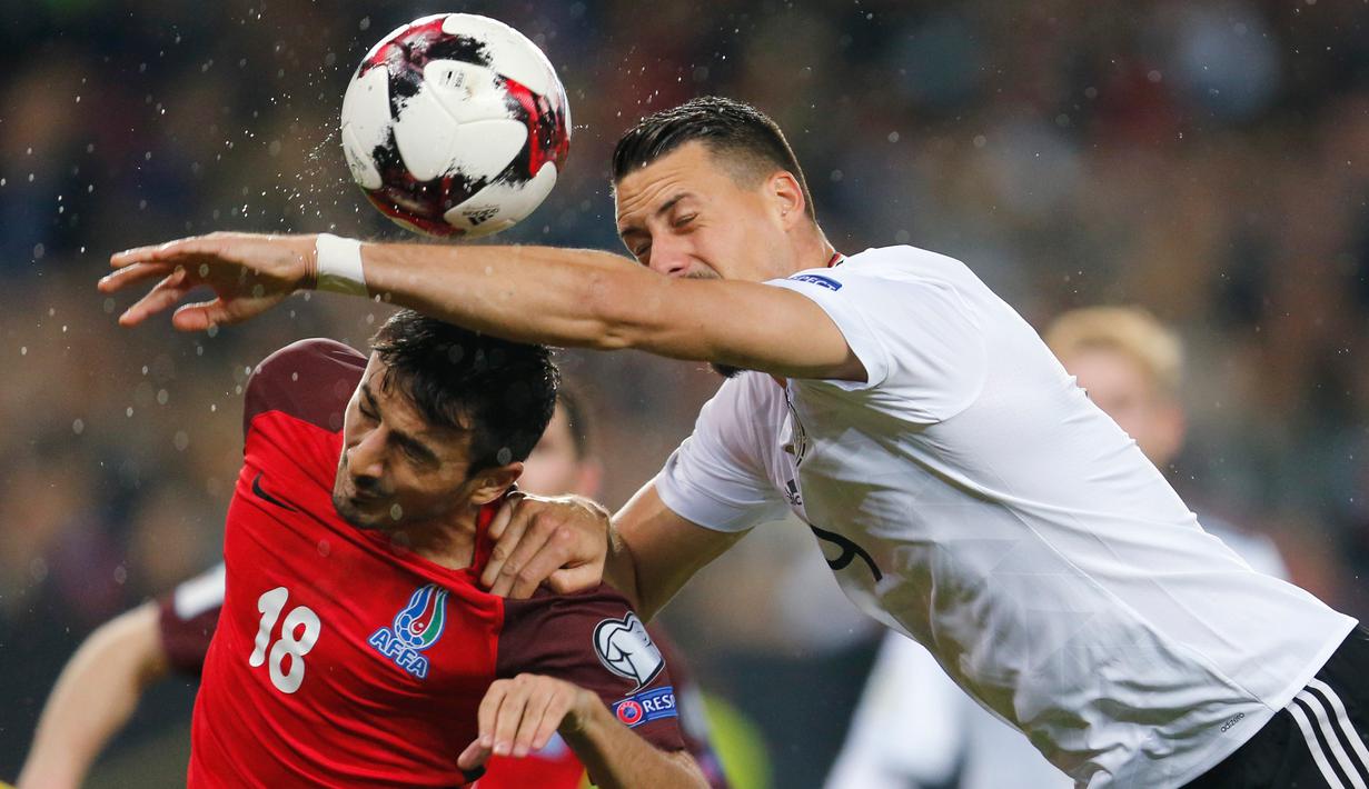 Pemain timnas Jerman, Sandro Wagner menyundul bola dibayangi pemain Azerbaijan, Khalilzade pada babak kualifikasi Piala Dunia 2018 zona Eropa di Stadion Fritz Walter, Minggu (8/10). Jerman sukses melumat Azerbaijan dengan skor 5-1. (AP/Michael Probst)
