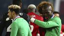 Pelukan hangat Florentin Pogba untuk Paul Pogba usai kalah di Old Traford. Paul lahir pada tanggal 15 Maret 1992, tiga tahun lebih muda dari Florentine 19 Agustus 1990.  (AP Photo/Dave Thompson)