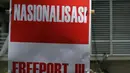 Demonstran membawa spanduk saat menggelar aksi unjuk rasa di depan kantor Freeport, Jakarta, Rabu (26/11). Dalam aksinya mereka menuntut agar pemerintah tidak memperpanjang kontrak dengan Freeport. (Liputan6.com/Helmi Afandi)