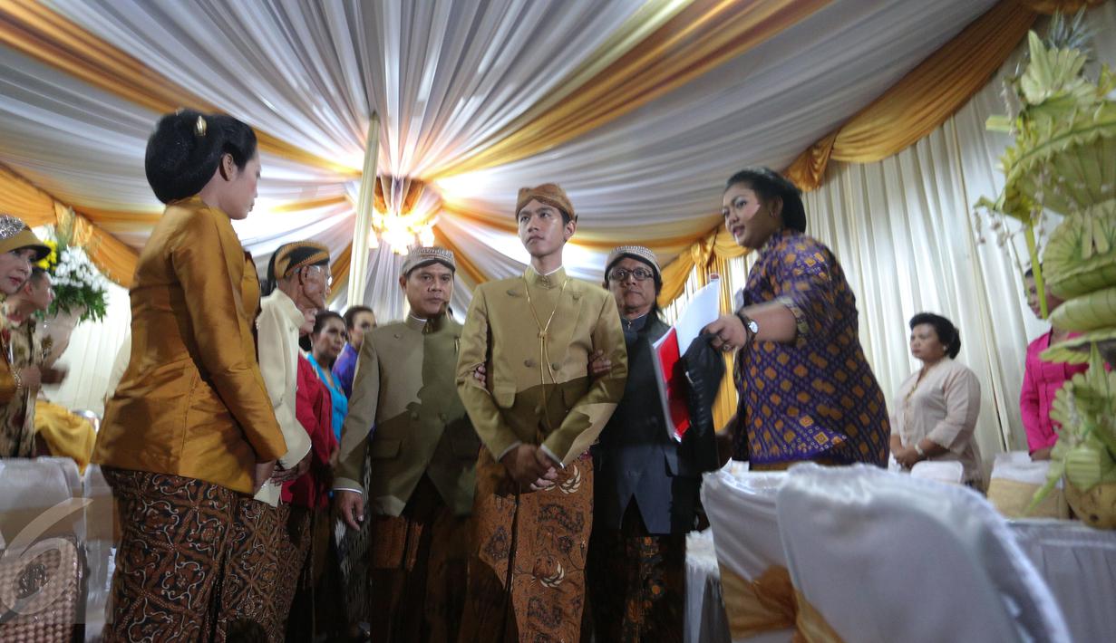 Gibran Rakabuming dan rombongan keluarga Presiden yang diutus membawa cinderamata tiba di kediaman calon mempelai wanita, Solo, Rabu (10/6/2015). Dalam adat Jawa, pemberian cinderamata atau seserahan ini disebut Midodareni. (Liputan6.com/Faizal Fanani) 
