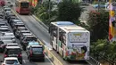Bus Transjakarta melintas di Jalan MH Thamrin, Jakarta, Senin (24/7). Kebijakan Pemprov DKI Jakarta menggratiskan bus Transjakarta adalah untuk menyambut Asian Games 2018. (Liputan6.com/Faizal Fanani)