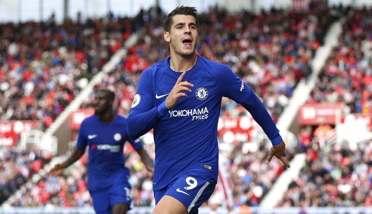 Pemain Chelsea, Alvaro Morata merayakan golnya saat melawan Stoke City pada lanjutan Premier League di bet365 Stadium, Stoke, (23/9/2017). Morata mencetak hattrick untuk kemenangan Chelsea 4-0. (Nigel French/PA via AP)