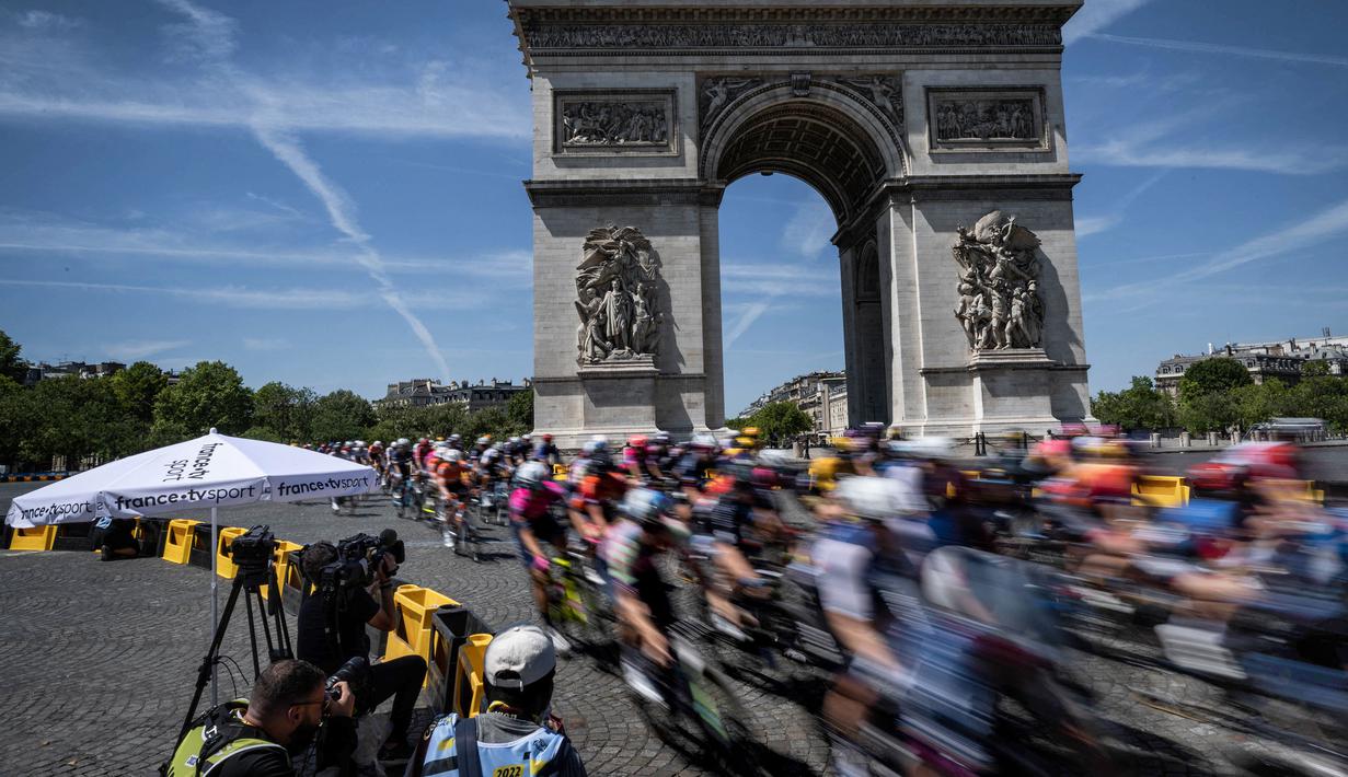 Rombongan pebalap bersaing saat etape pertama Tour de France Wanita 2022 yang menempuh jarak sepanjang 81,6 km dari Tour Eiffel hingga Champs-Elysees, Paris pada 24 Juli 2022. (AFP/Jeff Pachoud)