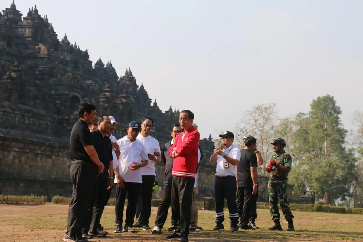 Presiden Joko Widodo atau Jokowi meninjau kawasan wisata Candi Borobudur Kabupaten Magelang Jawa Tengah.