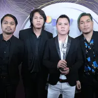 Ternyata grup band Armada masih menjadi pusat perhatian publik. Yang terbaru, Armada sukses meraih piala SCTV Awards 2017 di kategori Grup Band Paling Ngetop. (Adrian Putra/Bintang.com)