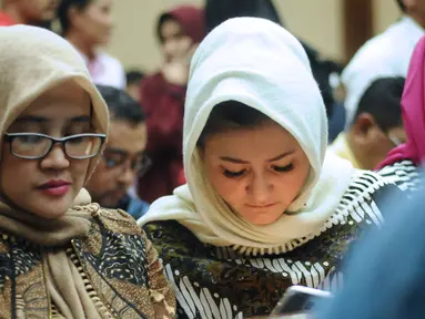 Istri Setya Novanto, Deisti Astriani Tagor (kanan) menunggu lanjutan sidang perdana kasus dugaan korupsi E-KTP di Pengadilan Tipikor, Jakarta, Rabu (13/12). Sidang diskors untuk pemeriksaan kesehatan Setya Novanto. (Liputan6.com/Helmi Fithriansyah)