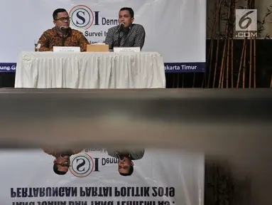 Peneliti LSI Denny JA, Ardian Sopa (kanan) didampingi Rully Akbar memaparkan hasil survei bertajuk "Yang Juara dan Yang Terhempas: Pertarungan Partai Politik 2019" di Kantor LSI, Jakarta, Selasa (8/1). (Merdeka.com/Iqbal S. Nugroho)