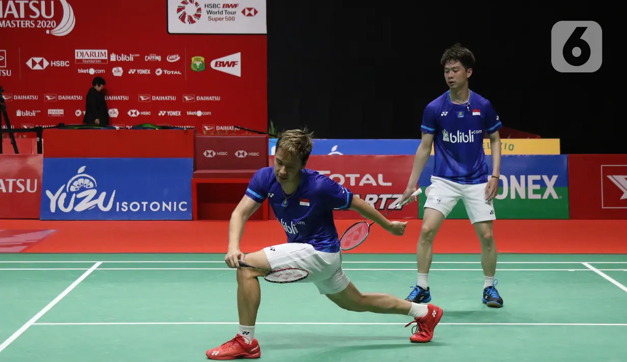 Pebulutangkis Indonesia, Kevin Sanjaya Sukamulio/Marcus Fernaldi Gideon saat melawan Hendra Setiawan/Mohammad Ahsan pada final ganda putra Indonesia Masters 2020 di Istora GBK, Jakarta, MInggu (19/1/2020). Kevin/Markus unggul 21-15 21-16. (Liputan6.com/Helmi Fithriansyah)