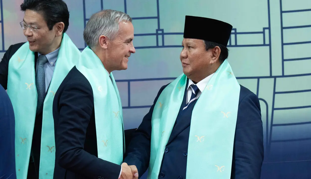 Perdana Menteri Kanada Mark Carney (tengah) berjabat tangan dengan Presiden Indonesia Prabowo Subianto setelah foto keluarga di KTT APEC di Gyeongju, Korea Selatan, Sabtu, 1 November 2025. Presiden Prabowo diagendakan untuk menyampaikan pandangan dan gagasan Indonesia mengenai langkah-langkah strategis untuk membangun kawasan Asia-Pasifik yang saling terhubung, berinovasi, dan sejahtera. (Adrian Wyld/The Canadian Press via AP)