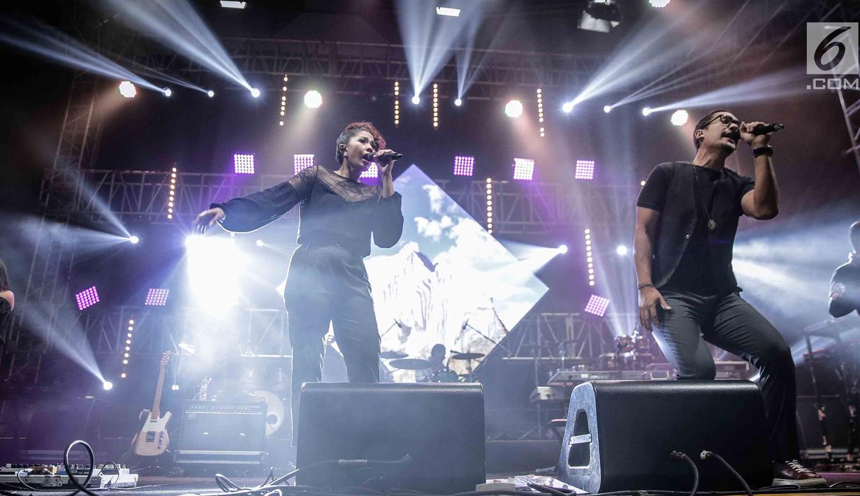 Grup musik Maliq & D'Essentials membawakan lagu dalam Pre event Java Jazz On The Move di Jakarta, Kamis (15/8). Java Jazz on The Move 2018 sendiri menjadi bagian dari rangkaian acara menjelang Java Jazz Festival nanti. (Liputan6.com/Faizal Fanani)