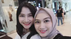 Frieska dan Melody, kakak dan adik yang masuk dalam generasi 1 JKT48 pada 2011. Kini keduanya sudah tak bersama di JKT48. Melody memutuskan graduate pada 2018. Meski sudah tak satu panggung lagi, kedua tetap terlihat kompak. (Liputan6.com/IG/@jkt48frieska)