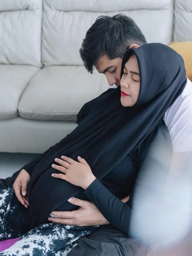 Ria Ricis dalam pelukan suami saat usia kandungan 38 minggu. Keduanya tak sabar untuk melihat bayi mungil yang memiliki sapaan Baby R. (Foto: Instagram/@riaricis1795)