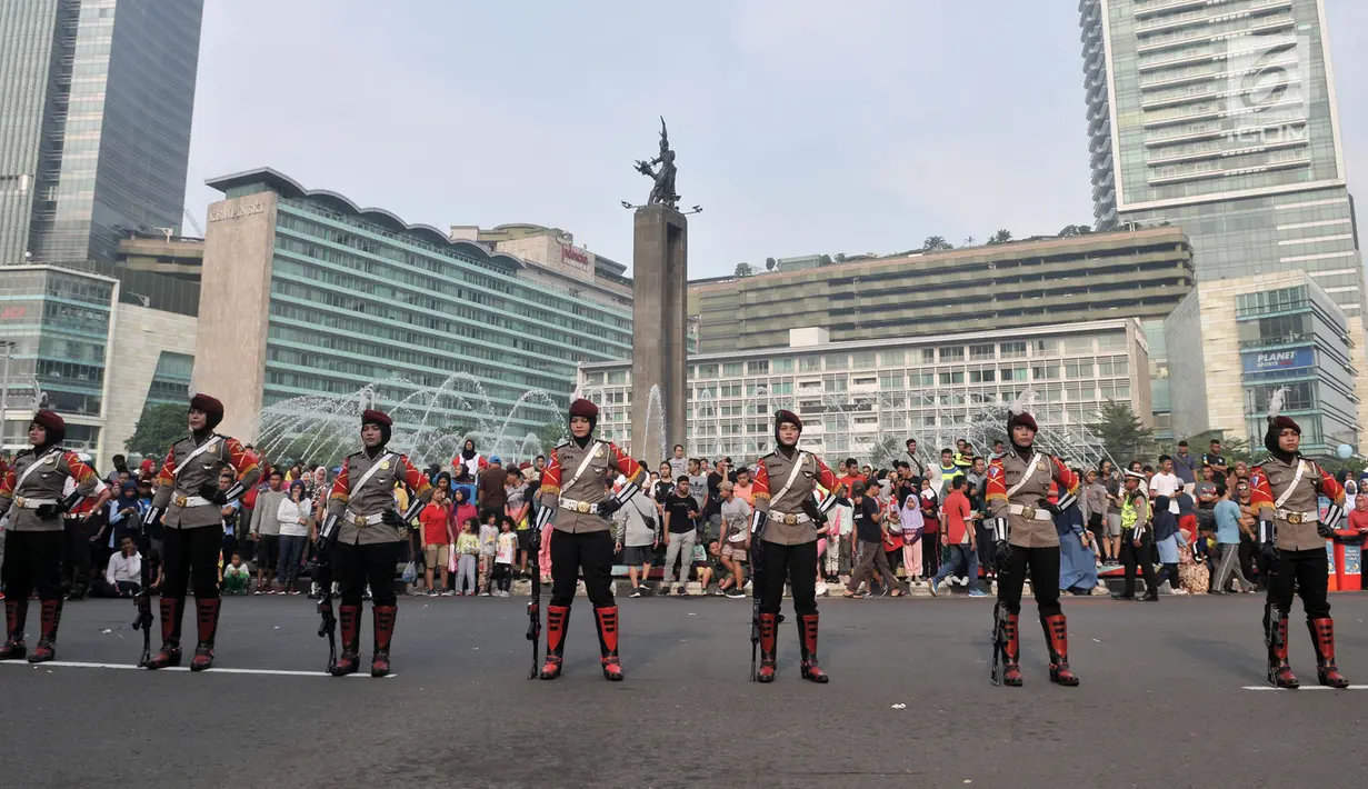 Sejumlah anggota polisi wanita (polwan) dari Divisi Taktikal melakukan atraksi kolone senjata di area car free day, Bundaran Hotel Indonesia (HI), Jakarta, Minggu (28/4/2019). Kelihaian dipertontonkan dalam memeriahkan Hari Kartini yang jatuh pada 21 April 2019 lalu. (merdeka.com/Iqbal S. Nugroho)