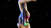Samantha Anderson bergelantungan di tiang saat kejuaran Pacific Pole 2017 di Convention Center di Los Angeles, California (8/4). Pole dancing ini menggabungkan gerakan tari dan akrobatik yang berpusat pada satu tiang vertikal. (AFP Photo/Mark Ralston)