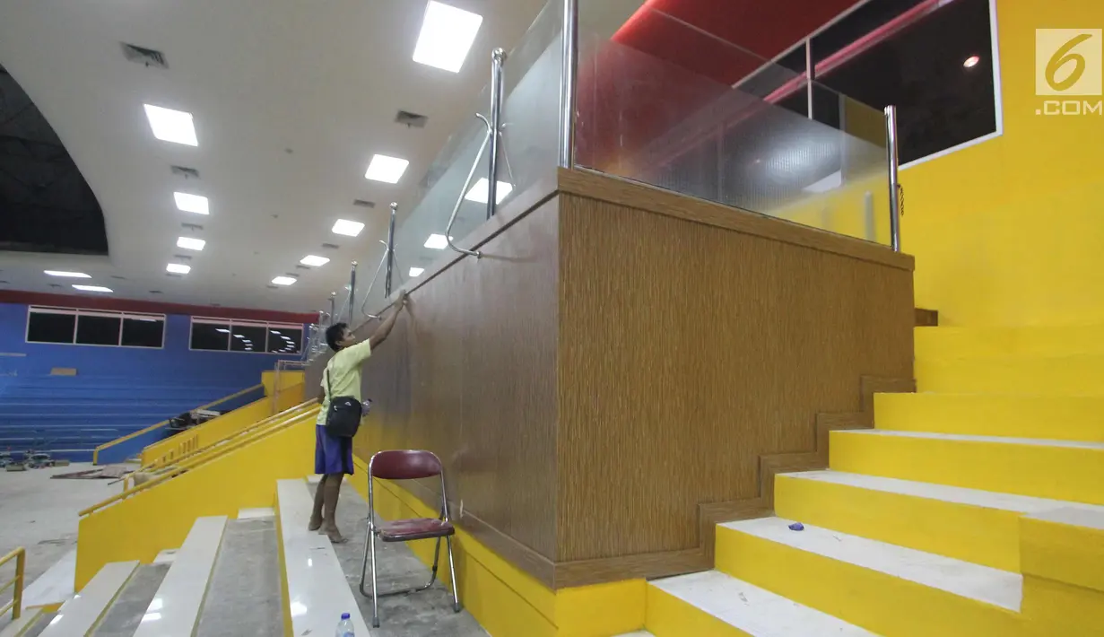 Pekerja menyelesaikan proyek renovasi gelanggang olahraga (GOR) Soemantri Brodjonegoro, Jakarta, Kamis (18/1). Renovasi ini bertujuan untuk menunjang kegiatan Asian Games 2018. (Liputan6.com/Arya Manggala)
