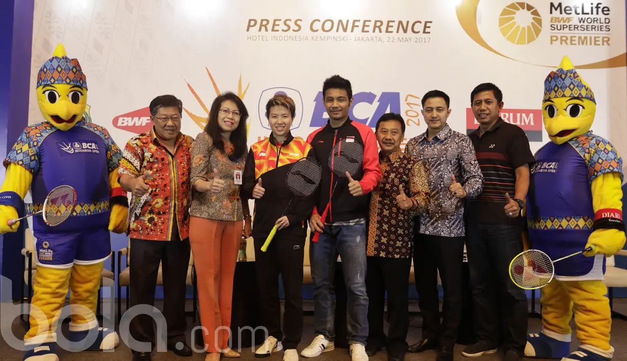 Para pembicara foto bareng usai jumpa pers BCA Indonesia Open 2017 yang didukung oleh Bakti Olahraga Djarum Foundation di Hotel Kempinski, Jakarta, Senin (22/5/2017). (Bola.com/Vitalis Yogi Trisna)