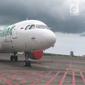 Salah satu pesawat milik maskapai Citilink terparkir di areal Bandara Internasional Ngurah Rai, Bali, Selasa (28/11). Penutupan Bandara Ngurah Rai diperpanjang 24 jam sampai Rabu (29/11) karena dampak letusan Gunung Agung. (Liputan6.com/Dewi Divianta)