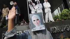 Sejumlah massa Himpunan Mahasiswa Banten (HMB) melakukan demo di depan gedung KPK, Jakarta, Rabu (3/9/14). (Liputan6.com/Herman Zakharia)