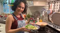 Yuni Shara masak oseng-oseng di rumah (Sumber: YouTube/Yuni Shara Channel)