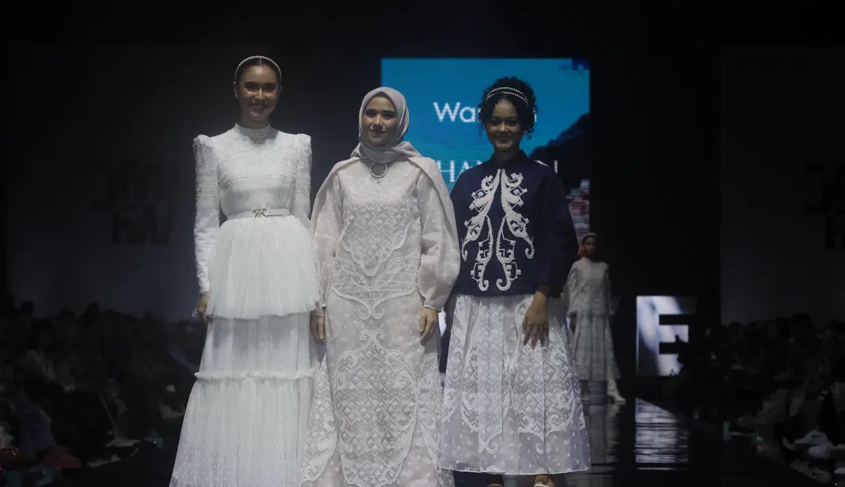 Terdiri dari two-pieces, Yasmin memadukan atasan lengan panjang beraksen renda dengan rok panjang