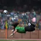 Kiper asal Kolombia ini meski masih dalam upaya menyelamatkan gawang, tapi aksi Rene Higuita benar-benar gila. Apalagi, kalau bukan tendangan kalajengking untuk menghalau bola yang akan masuk ke gawangnya sendiri. (AFP PHOTO/Dibyangshu SARKAR)