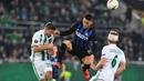Duel antar Martinez dan pemain Rapid Wina, Sonnleitner pada leg 1, 32 besar Liga Europa yang berlangsung di stadion Allianz, Wina, Jumat (15/2). Inter Milan menang 1-0 atas Rapid Wina. (AFP/Joe Klamar)