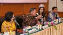 "Banyak pertanyaan yang berat ya. Ini bukti bahwa finalis Puteri Indonesia 2018 ini luar biasa. Pertanyaannya banyak yang berbobot," kata Drs. Ali Djohardi Wirogioto, SH di Candi Kalasan, Hotel Grand Sahid Jaya,Jumat (2/3/2018). (Adrian Putra/Bintang.com)