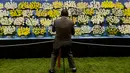 Seorang pengunjung mengambil gambar daffodil yang dipamerkan pada RHS (Royal Horticultural Society) Chelsea Flower Show, London, Senin (215/). Ini adalah pameran bunga yang paling terkenal di Inggris, dan mungkin di dunia. (AP/Matt Dunham)