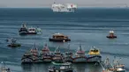Pemandangan kapal rumah sakit Angkatan Laut AS USNS Comfort (belakang) yang berlabuh di pelabuhan Paita, wilayah Piura, Peru, 5 November 2018. Lebih dari 5.000 orang, termasuk imigran Venezuela dirawat oleh personel AS. (ERNESTO BENAVIDES / AFP)