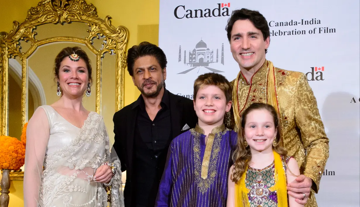 Perdana Menteri (PM) Kanada Justin Trudeau bersama dengan istrinya Sophie Gregoire Trudeau dan kedua anaknya Xavier serta Ella Grace bertemu bintang film Bollywood Shah Rukh Khan di Mumbai, India, Selasa (20/2). (Sean Kilpatrick/Canadian Press via AP)