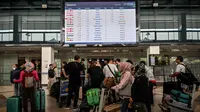 Pada periode arus mudik Lebaran 2024 di Bandara Juanda, jumlah pergerakan penumpang meningkat 11 persen dibanding hari-hari biasa yang dominasi penerbangan domestik. (JUNI KRISWANTO/AFP)