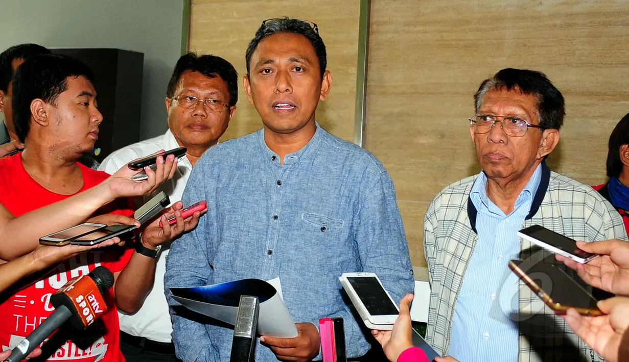 Ketua Komisi Banding M. Muhdar (tengah) memberi keterangan di kantor PSSI, Jakarta, Kamis (19/3). Komite Banding Pemilihan mengumumkan hasil banding bakal calon ketua, wakil ketua, dan calon anggota komisi eksekutif PSSI. (Liputan6.com/Yoppy Renato)