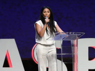 Musisi Anggun Cipta Sasmi saat berbagi cerita dalam 4th Congress of Indonesian Diaspora di Kota Kasablanka, Jakarta, Sabtu (1/7). Dalam acara tersebut Anggun berbagi pengalaman kisah hidup dalam meraih kesuksesan. (Liputan6.com/Angga Yuniar)