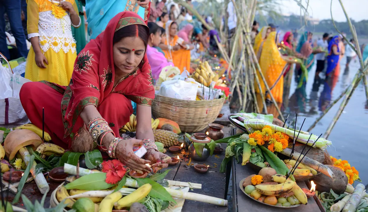 Umat Hindu India menyiapkan sesajen untuk berdoa pada matahari saat festival Chhath di tepi Danau Hussain Sagar di Hyderabad, Selasa (17/11). (AFP PHOTO/ Sam PANTHAKY). (AFP PHOTO/NOAH Seelam)
