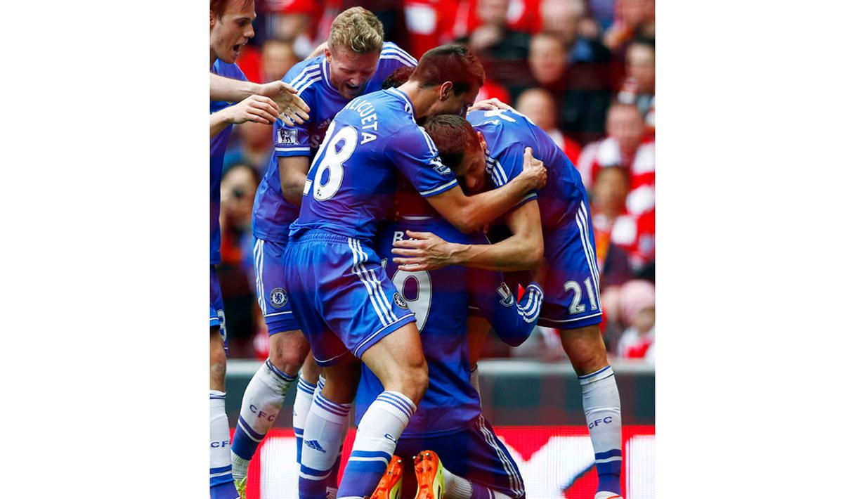 Penyerang Chelsea, Demba Ba dipeluk rekan setimnya usai menjebol gawang Liverpool saat berlaga di Liga Primer Inggris di stadion Anfield, Liverpool, (27/4/2014). (REUTERS/Darren Staples)