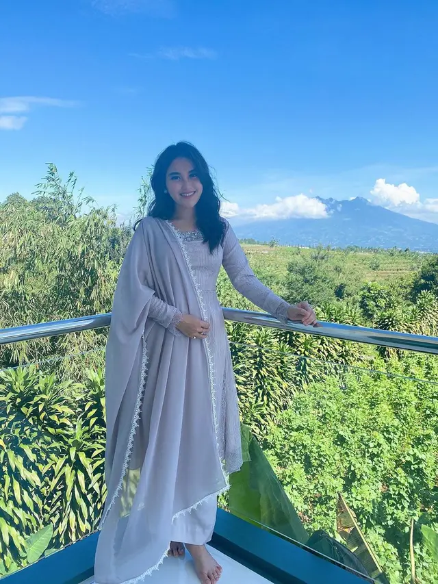 6 Potret Kebersamaan Ayu Ting Ting dan Keluarga Rayakan Lebaran di Rumah Bogor