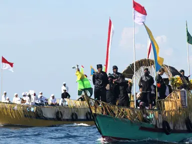 Kapal tradisional berwarna-warni berlayar dalam formasi perang dalam Parade Juanga selama perayaan Festival Tidore 2018 di Maluku Utara, Rabu (11/4). Festival Tidore 2018 digelar pada 30  Maret hingga 12 April. (Liputan6.com/Sardy Marsoaly)