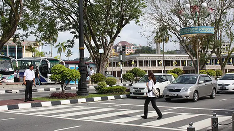 Main Ponsel Saat Nyebrang Jalan Bakal Dipidanakan