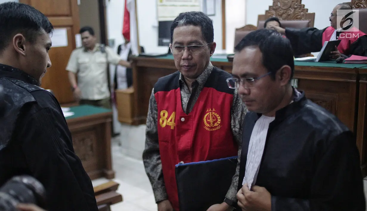 Mantan Pelaksana Tugas (Plt) Ketua Umum PSSI Joko Driyono usai menjalani sidang lanjutan di PN Jakarta Selatan, Kamis (9/5/2019). Sidang dengan agenda mendengarkan keterangan saksi dari Jaksa Penuntut Umum (JPU) tersebut ditunda hingga 28 Mei 2019. (Liputan6.com/Faizal Fanani)