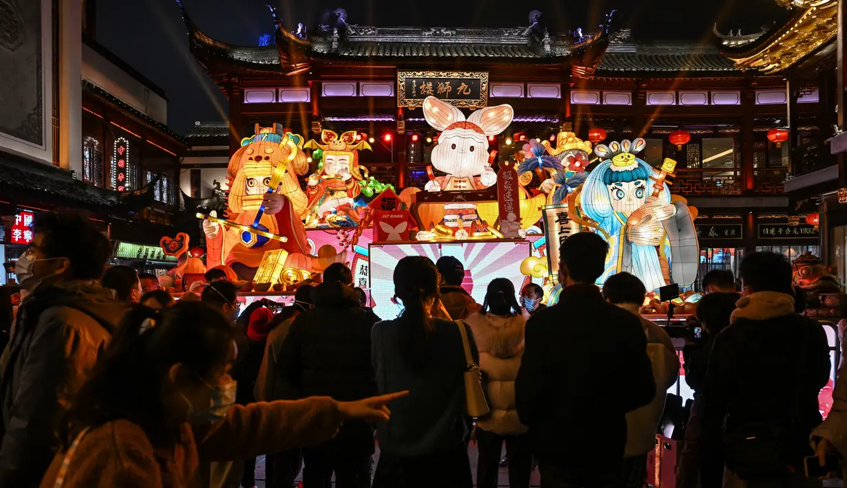 <p>Orang-orang melihat sosok kelinci yang bercahaya di Taman Yu, menjelang Tahun Baru Imlek, di Shanghai pada 9 Januari 2023. Tahun Baru Imlek jatuh pada tanggal 22 Januari 2023. (AFP/Hector Retamal)</p>