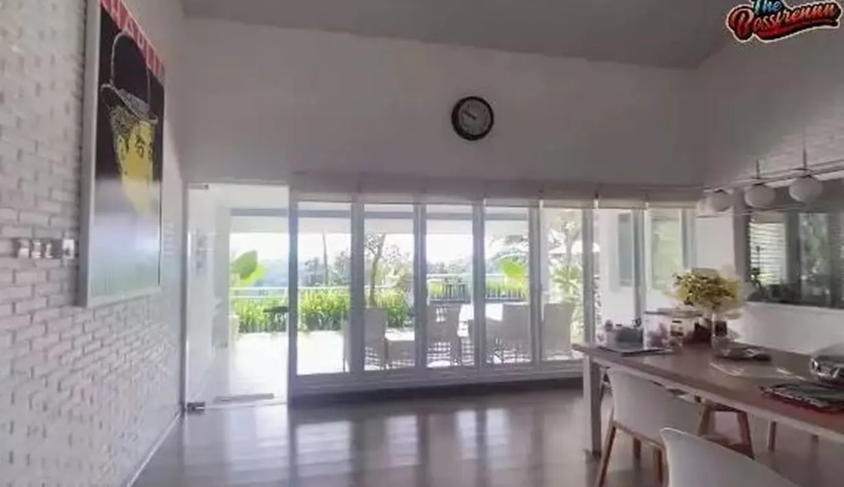 Ruang tengah rumah memiliki teras yang cukup luas. Dari teras tersebut, terlihat pemandangan yang begitu indah. (YouTube/VaLent Fun)