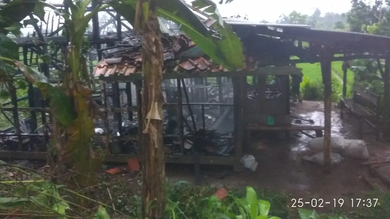 Rumah panggung semi permanen tinggal menyisakan rangka setelah terbakar akibat sambaran kilat